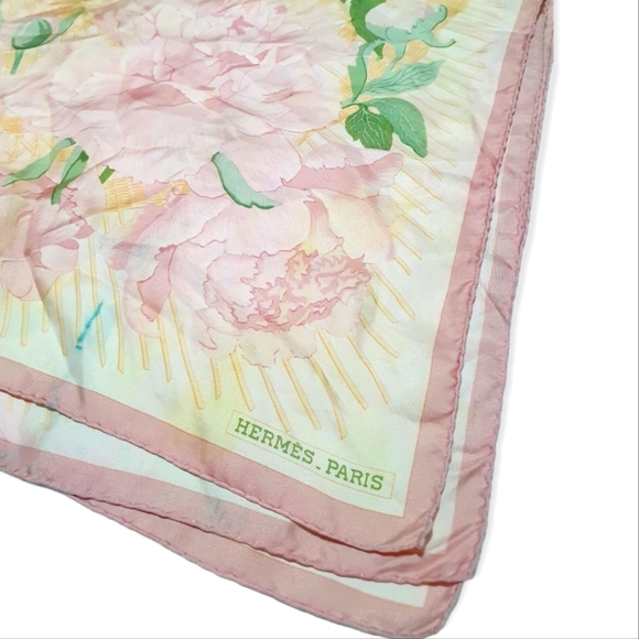 Hermes Accessories - Vintage Hermès “Le Piviones” silk scarf
